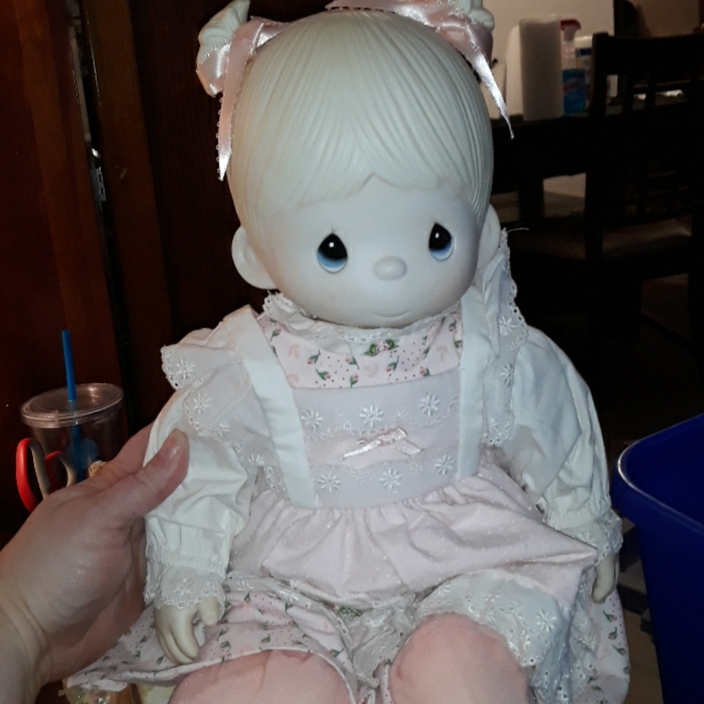 E-6214/G "Debbie" Precious Moments doll
